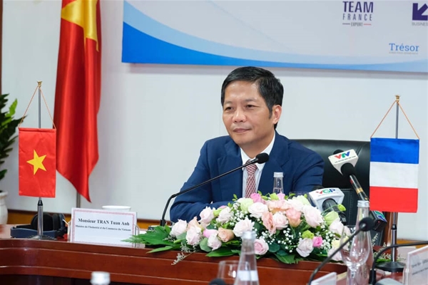 Người dân Nhật Bản thưởng thức trái vải, đặc sản Việt Nam tại Lễ hội Việt Nam diễn ra ở Tokyo, Nhật Bản.