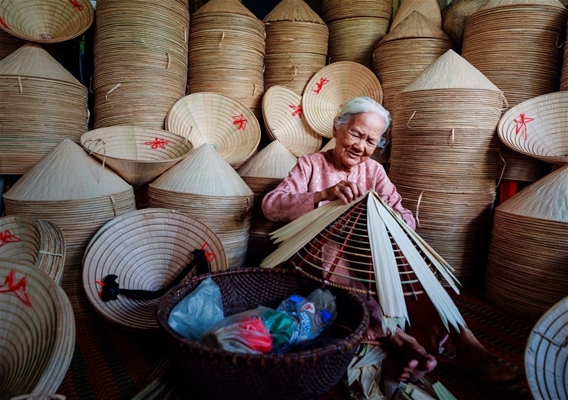 Làng nghề bồ chổi từ cọng dừa ở Vĩnh Chánh góp phần vào sự phát triển du lịch.